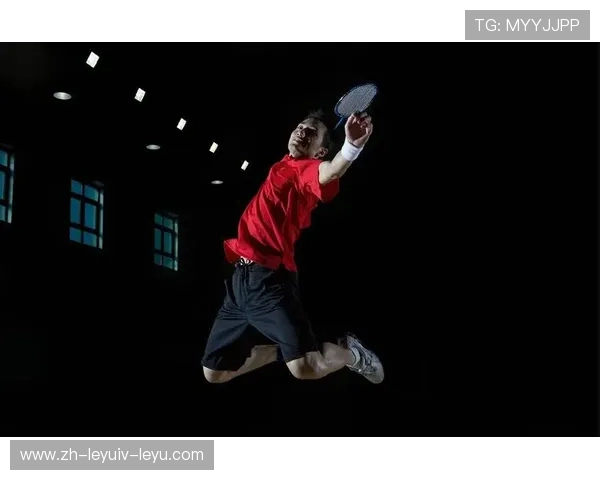 羽毛球扣杀瞬间